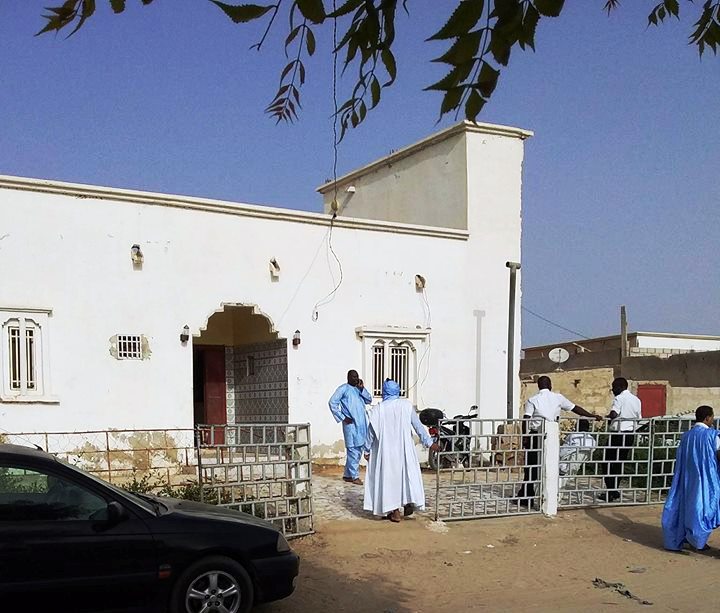المدير العام للجمارك الفريق الداه ولد المامي يدخل أحد المنازل أمام مركز العروبة في مقاطعة عرفات 