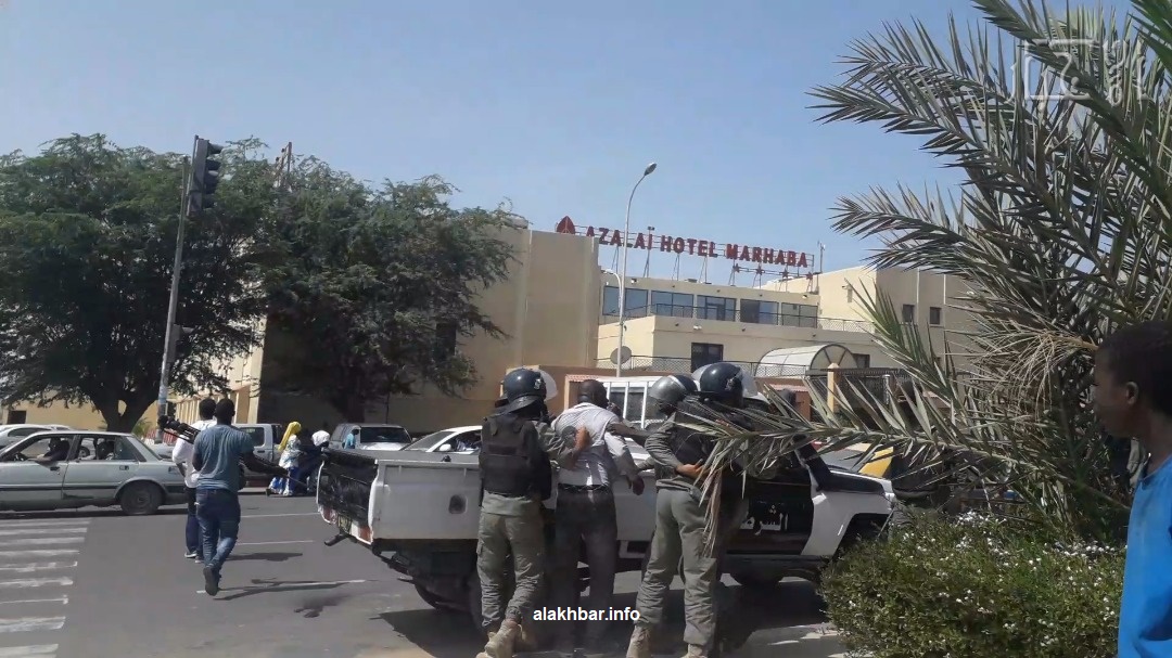 الشرطة أثناء اقتيادها لأحد المشاركين في الوقفة 