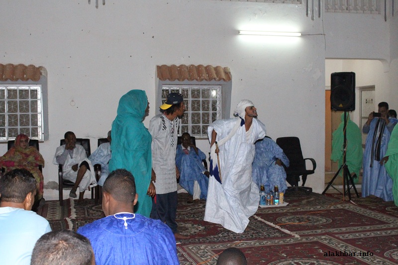 جانب من العرض المسرحي الذي تناول موضوع تفليس شركة "اسنيم" (الأخبار)