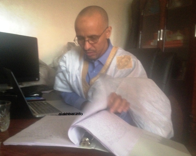 ولد صلاحي يقلب صفحات أحد كتبه المستعادة من الأمريكيين في مكتبه بنواكشوط (الأخبار)