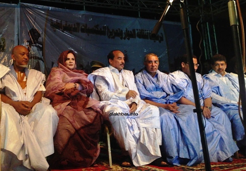 تقاسم الوزراء المنصة مع رؤساء الأحزاب من موالاة ومعارضة محاورة (الأخبار)