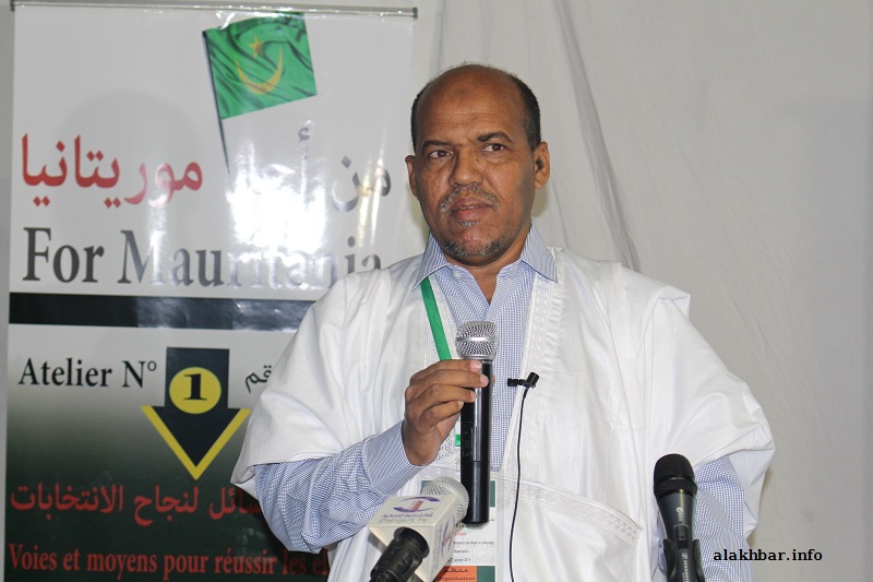 رئيس مكتب "من أجل موريتانيا" في نواكشوط محمد الأمين ولد الفاظل خلال كلمته في افتتاح المؤتمر (الأخبار)