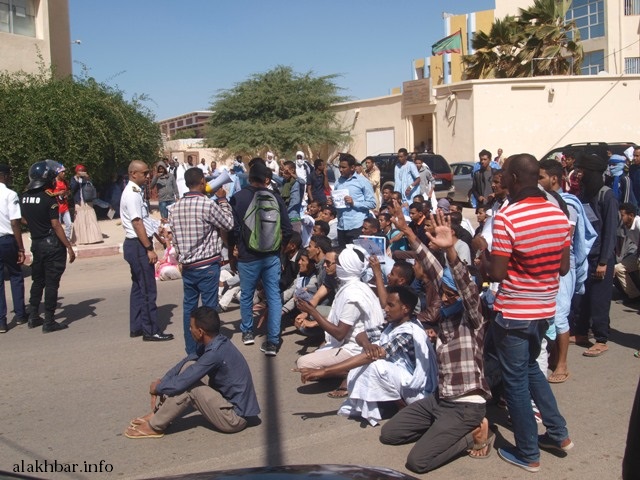 المفوض لحظات قبل إعطاء الأوامر لعناصره بالهجوم على الطلاب ـ (الأخبار)