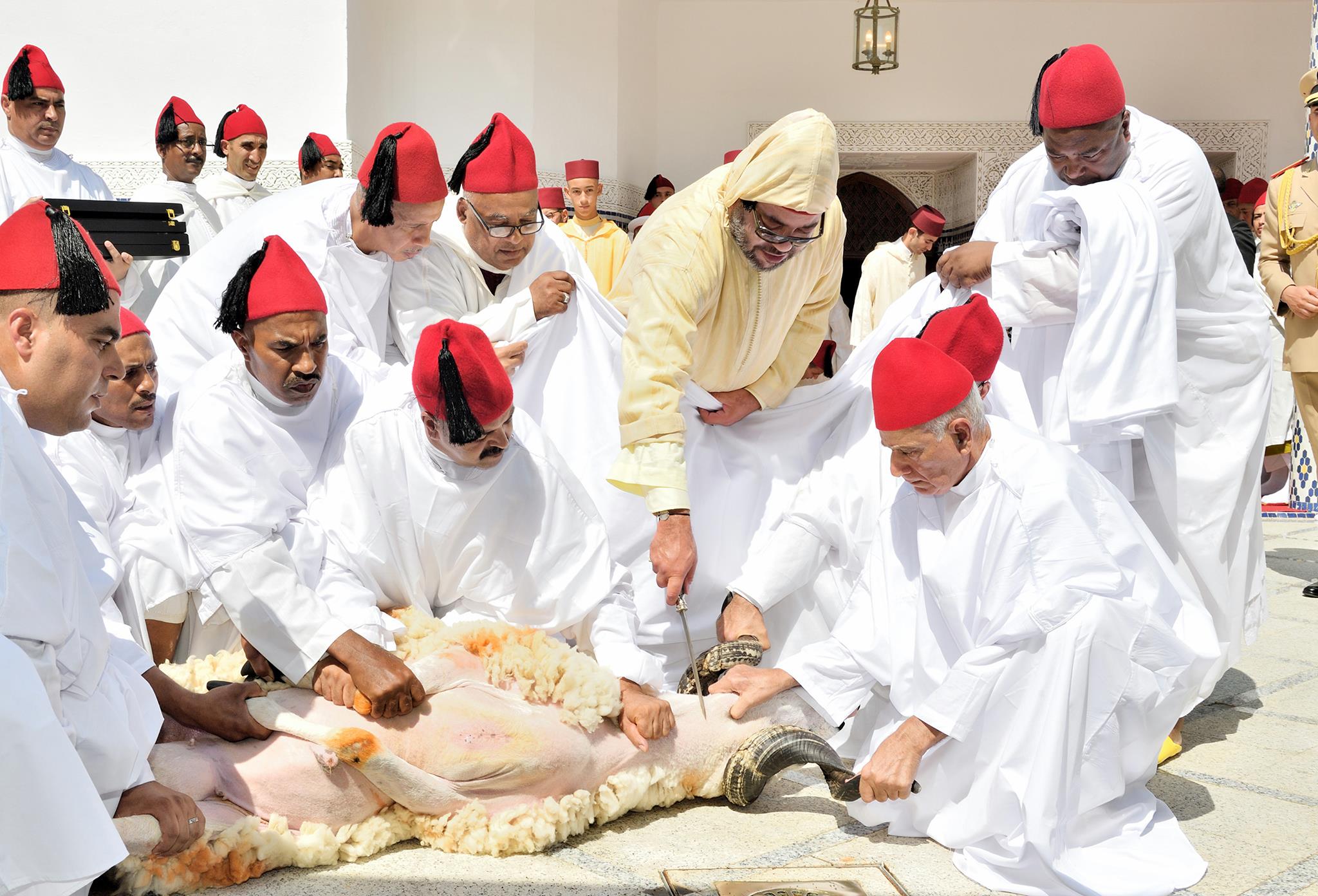 ملك المغرب محمد السادس خلال ذبح أضحية العيد 