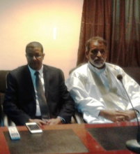 من اليسار رئيس المجلس الجهوي بداخلت نواذيبو محمد المامي ولد أحمد بزيد / تصوير الأخبار