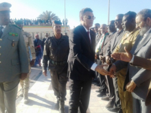 الوالي محمد ولد محمد راره رفقة قائد المنطقة العسكرية الأولى أحمد ولد عبد الودود/ تصوير الأخبار