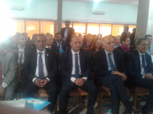 في الوسط رئيس سلطة المنطقة الحرة إلى جانب رئيس أرباب العمل المغربي والموريتاني/ تصوير الأخبار