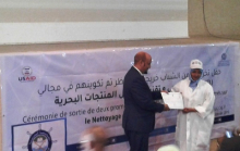 المدير العام لوكالة ترقية تشغيل الشباب بيت الله ولد أحمد لسود أثناء تسليمه شهادة تحرج/ الأخبار