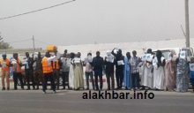 جانب من الوقفة الاحتجاجية أمام شركة المياه في نواذيبو/ الأخبار