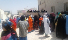جانب من تجمهر المواطنين قبل قليل في الإحتجاجات أمام المنطقة الحرة/الأخبار