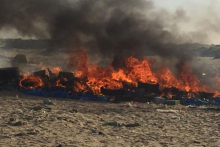 جانب من حرق الكميات مساء اليوم في نواذيبو/ الوكالة الرسمية 