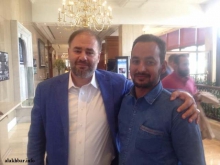 رئيس منتدى الشرق وضاح خنفر رفقة رئيس تحرير وكالة الأخبار أحمد محمد المصطفى
