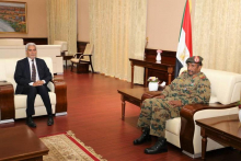 مبعوث الاتحاد الإفريقي محمد الحسن ولد لبات خلال لقائه رئيس المجلس العسكري الانتقالي السوداني عبد الفتاح البرهان