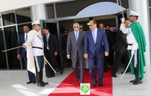 الرئيس الموريتاني محمد ولد عبد العزيز خلال مغادرته لمطار نواكشوط مساء الأربعاء متوجها إلى غامبيا (وما)