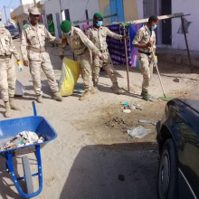 أفراد من الجيش خلال حملة النظافة اليوم