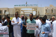 أطباء يطالبون بمجانية العلاج في الحالات المستعجلة خلال إضراب سابق لهم (الأخبار - أرشيف)