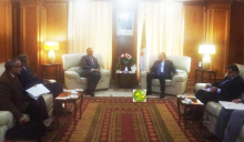 وزير الخارجية الموريتانية إسماعيل ولد الشيخ أحمد مع وزير الطاقة الجزائري مصطفى قيطوني (وما)
