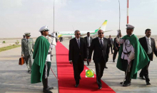الرئيس ولد عبد العزيز إلى جانب الوزير الأول يحي ولد حدمين في مطار نواكشوط قادما من غينيا كوناكري (وما)
