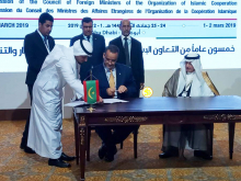 وزير الخارجية إسماعيل ولد الشيخ أحمد خلال توقيع النظام الأساسي للمنظمة اليوم في أبو ظبي (وما)