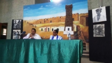 ولد إدومو، وولد محمد سالم على منصة جلسة "مائة دقيقة نقاش" في قاعة المحاضرات بالمتحف الوطني