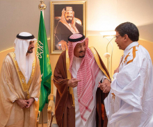 ولد محم مع ملك السعودية سلمان بن عبد العزيز خلال حفل اختتام المهرجان