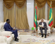 الرئيس الموريتاني محمد ولد عبد العزيز أثناء لقائه المبعوث الرئاسي الغامبي الخاص وزير الخارجية الغامبي مامادو تانغارا (وما) 