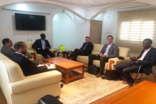 جانب من لقاء رئيس المنطقة الحرة الجديد مع السفير الأمريكي/ الوكالة الرسمية