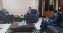 وزير الخارجية الموريتاني اسماعيل ولد الشيخ احمد خلال لقائه بسفير جنوب افريقيا بنواكشوط لويس بيينار