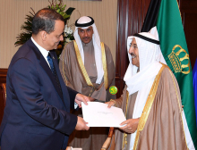 وزير الخارجية إسماعيل ولد الشيخ أحمد خلال تسليم الرسالة الخطية لأمير الكويت صباح الأحمد الجابر الصباح (وما)