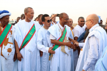 المرشح الرئاسي محمد ولد الغزواني يصافح منتخبين عن ولاية الحوض الشرقي 