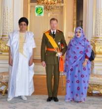 السفير الموريتاني في ابروكسل ولوكسمبورغ عبد الله ولد اباه الناجي ولد كبد (يمين) بعيد تقديم أوراق اعتماده لدوق لوكسمبروغ (وما)