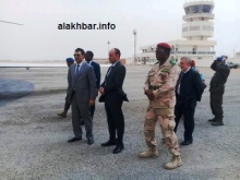 والي نواذيبو رفقة قائد المنطقة العسكرية الأولى ورئيس المنطقة الحرة في استقبال الوزيرين/ تصوير الأخبار