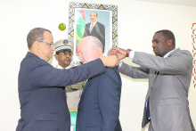 وزير الخارجية إسماعيل ولد الشيخ أحمد يوشح منسق برامج الأمم المتحدة في موريتانيا ماريو ساماجا (وما)