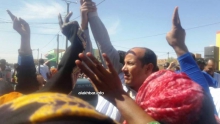 جموع من المدرسين والأهالي استقبلت الموقوفين عقب خروجهم من المثول أمام وكيل الجمهورية في العيون (الأخبار)