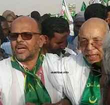 نائب رئيس المنتدى موسى افال خلال مشاركته في المسيرة وإلى جانبه رئيس حزب تواصل محمد جميل ولد منصور (الأخبار)