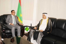 وزير النفط الموريتاني محمد ولد عبد الفتاح، والسفير الإماراتي في نواكشوط عيسى عبد الله مسعود الكلباني (وما)