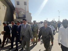 جانب من زيارة الوزير رفقة السلطات لميناء خليج الراحة/ تصوير الأخبار