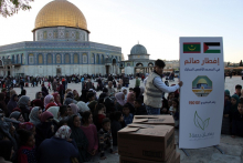 جانب من الصائمين المفطرين على التبرعات الموريتانية داخل المسجد الأقصى