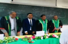 الطالب الذي أعد البحث مع لجنة النقاش