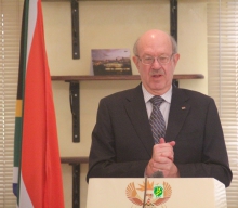 سفير جنوب إفريقيا في موريتانيا الويس بينار خلال المؤتمر الصحفي الذي نظمه في سفارة بلاده بنواكشوط (وما)