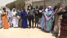 جانب من الوقفة المنظمة ظهر اليوم أمام مفوضية الشرطة القضائية بنواكشوط 