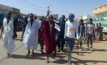 جانب من المسيرة الراجلة أثناء توجهها إلى مبنى الولاية (الأخبار)