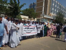 عمال الصحة خلال وقفتهم الاحتجاجية أمام مباني الوزارة الوصية على القطاع الاثنين 