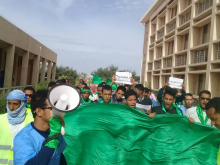 طلاب كلية الطب بجامعة نواكشوط خلال مسيرة احتجاجية بالكلية 
