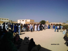 طوابير مصوتين داخل مركز تصويت بمقاطعة الرياض في ولاية نواكشوط الجنوبية اليوم (الأخبار)