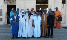 قادة في النقابة خلال وقفة تضامنية مع معلمة في إحدى مدارس دار النعيم بولاية نواكشوط الشمالية