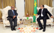 الرئيس الموريتاني محمد ولد عبد العزيز خلال لقائه مع وزير الخارجية الجزائري عبد القادر امساهل اليوم (وما)