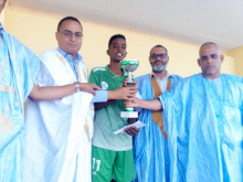جانب من تسليم كـأس المرحوم اليدالي الشيخ أمس في ملعب نواذيبو/ الأخبار