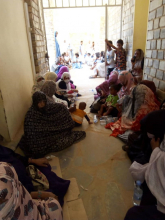 أقارب الضحية في أروقة العدالة انتظارا لمثول المتهم في الحادث أمام وكيل الجمهورية بالحوض الشرقي