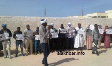 جانب من الوقفة الإحتجاجية لنشطاء ومدونين أمام المنطقة الحرة/ الأخبار